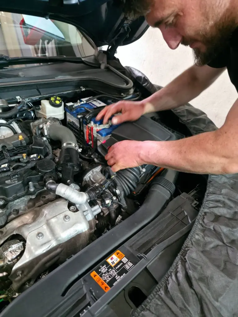 Usta, akü ve motor bölmesi bağlantılarını kontrol ediyor