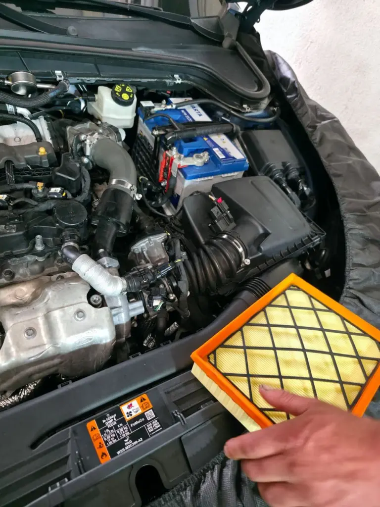 Elde tutulan yeni hava filtresi ve motor bölmesi
