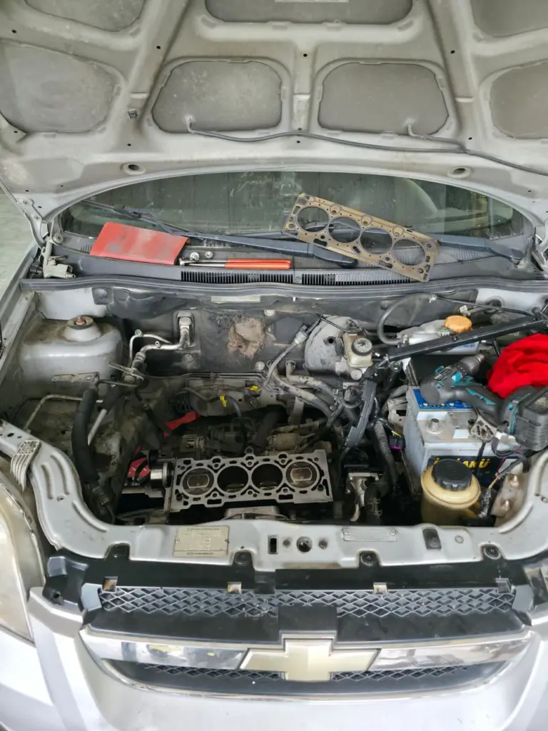 Kapağı sökülmüş motorlu açık kaputlu araç