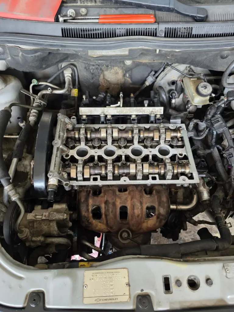 Silindir kapağı açık bir motorun üstten görünümü