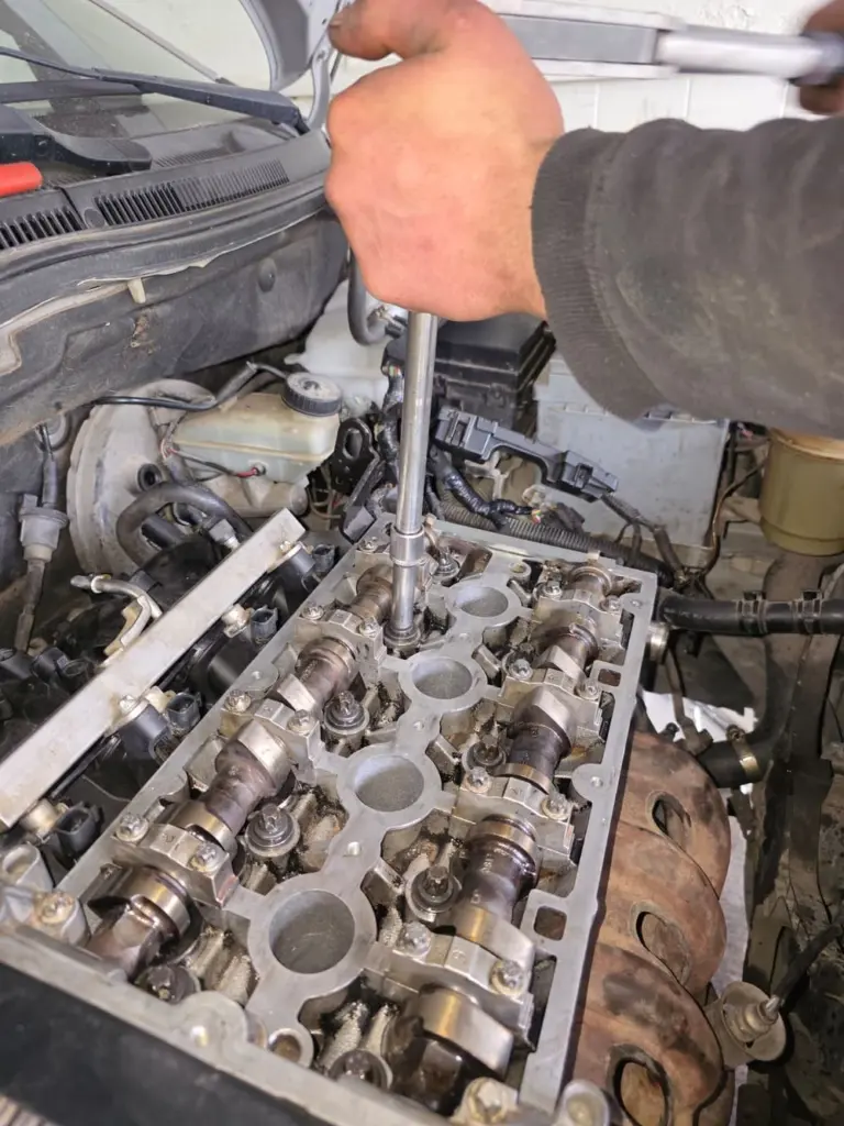 Usta, açık motorda tork anahtarıyla çalışıyor