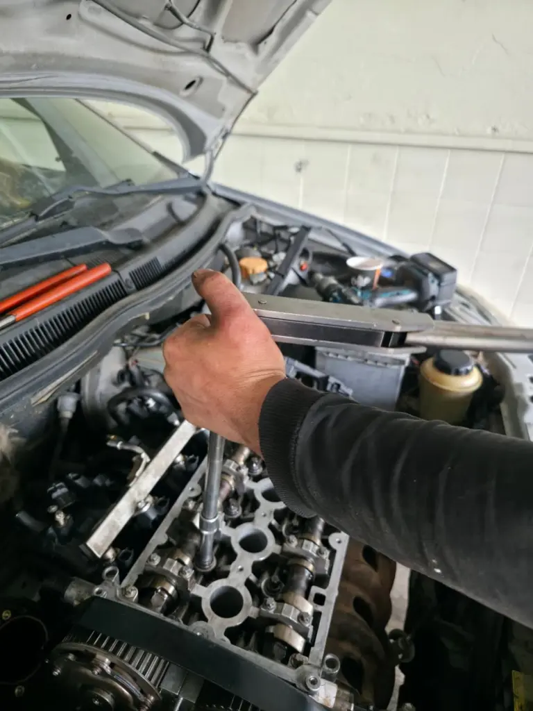 Zamanlama ayar aparatlarıyla motor kapağı üzerinde çalışma