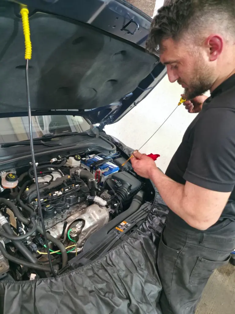 Usta, motor yağ seviyesini yağ çubuğuyla kontrol ediyor