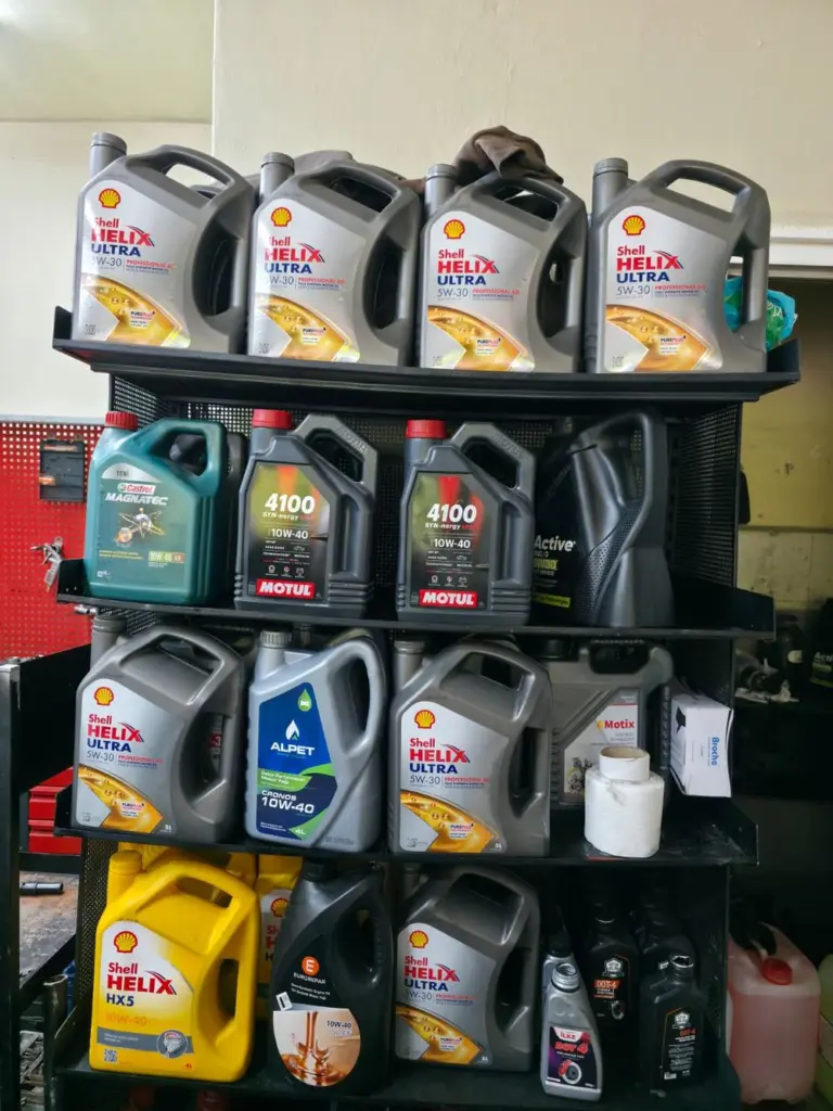 Servis rafında farklı motor yağı çeşitleri